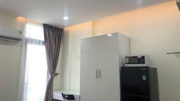 Deluxe tweepersoonskamer, uitzicht op stad | Een bureau, een laptopwerkplek, een strijkplank/strijkijzer, gratis wifi