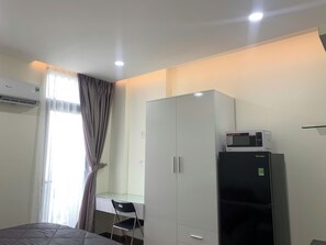 Deluxe tweepersoonskamer, uitzicht op stad | Een bureau, een laptopwerkplek, een strijkplank/strijkijzer, gratis wifi