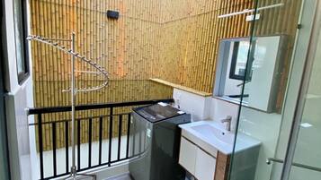 Familiekamer | Badkamer | Een haardroger, pantoffels, handdoeken, zeep