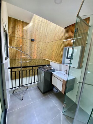 Familiekamer | Badkamer | Een haardroger, pantoffels, handdoeken, zeep