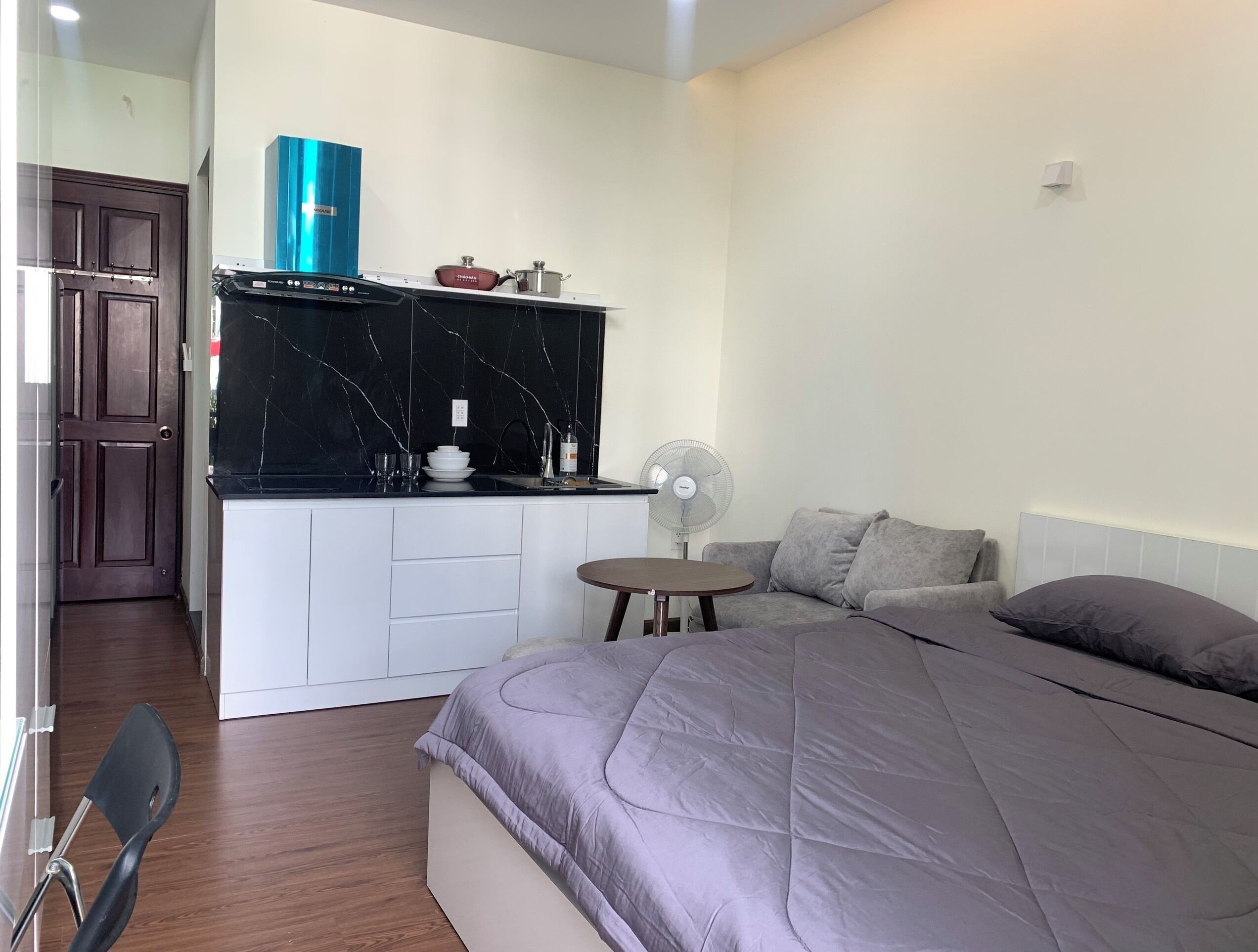 Deluxe tweepersoonskamer, uitzicht op stad | Een bureau, een laptopwerkplek, een strijkplank/strijkijzer, gratis wifi