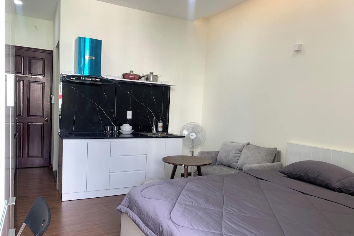 Deluxe tweepersoonskamer, uitzicht op stad | Een bureau, een laptopwerkplek, een strijkplank/strijkijzer, gratis wifi