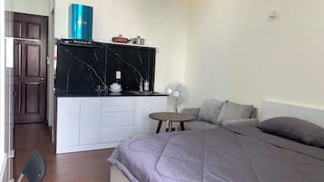 Deluxe tweepersoonskamer, uitzicht op stad | Een bureau, een laptopwerkplek, een strijkplank/strijkijzer, gratis wifi