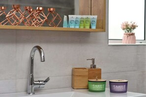 Douche, sèche-cheveux