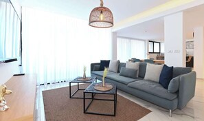 Älytelevisio, pöytätennispöytä, kirjoja, työhuone