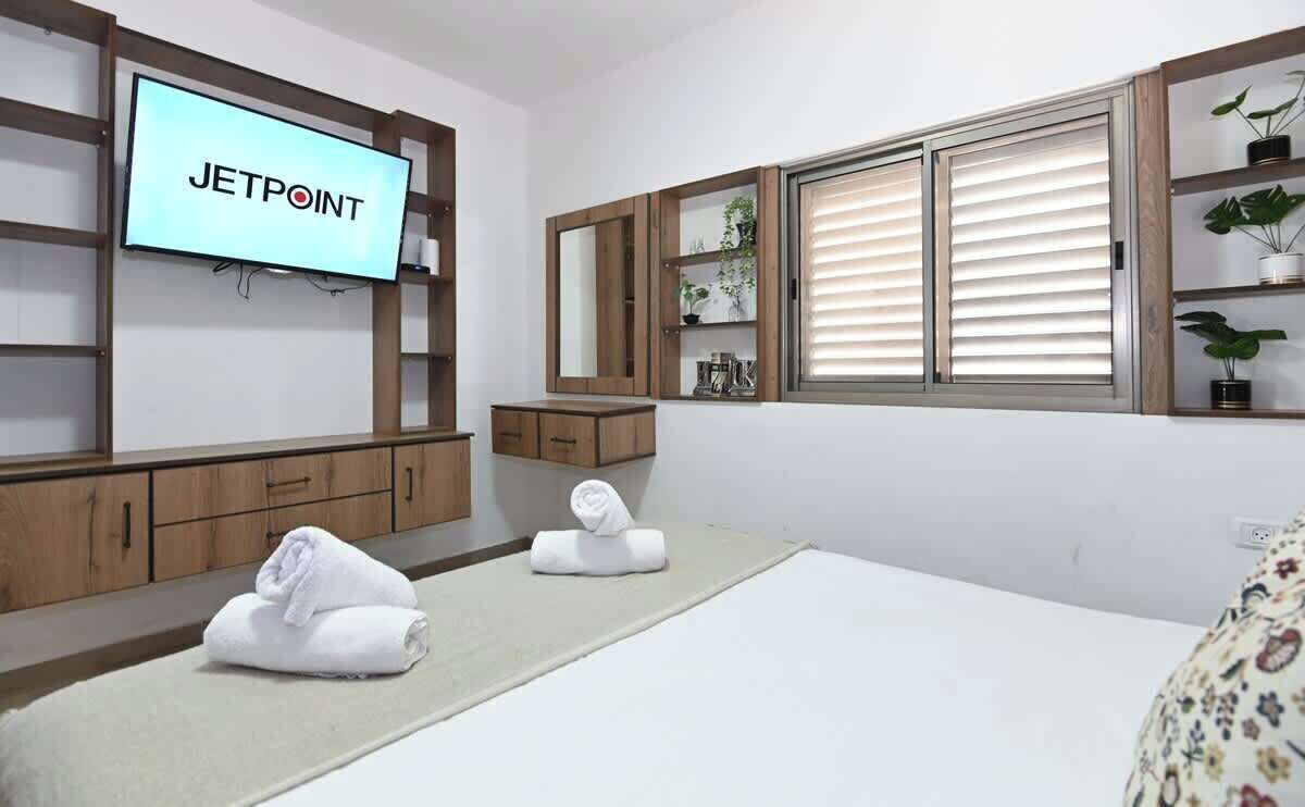 Tabla de planchar con plancha, wifi y ropa de cama 