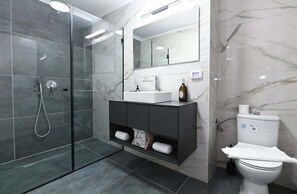 Bruser, hårtørrer, håndklæder, Shampoo