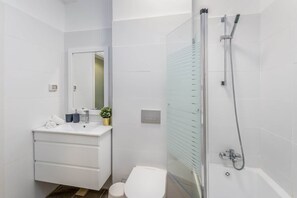 Shower - Garden Apartment Swimming Over the Lake - Private Pool (Tiberias)
