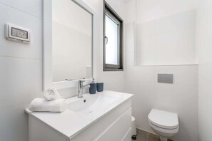 Shower - Garden Apartment Swimming Over the Lake - Private Pool (Tiberias)