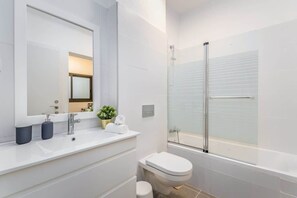 Shower - Garden Apartment Swimming Over the Lake - Private Pool (Tiberias)