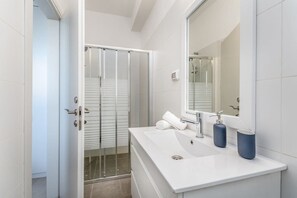 Shower - Garden Apartment Swimming Over the Lake - Private Pool (Tiberias)