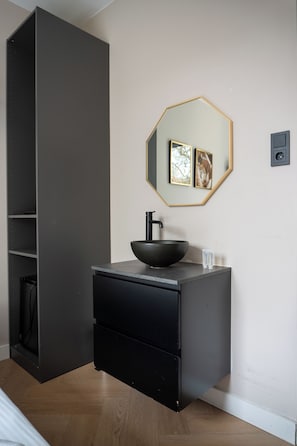 Economy Double Room | Free WiFi, bed sheets - Hotel 83 (Amsterdam)