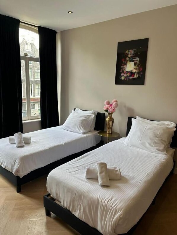 Comfort Quadruple Room | Free WiFi - Hotel 83 (Amsterdam)