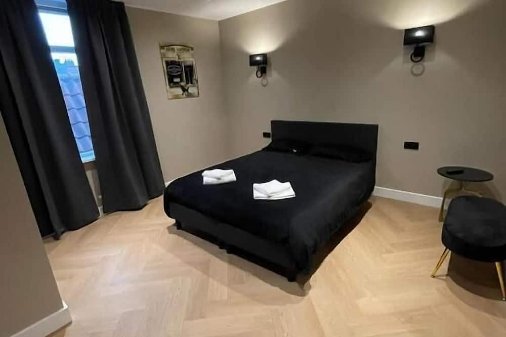 Hotel 83