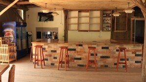 Bar (on property) - Gray Hideaway Resort (Kayunga)