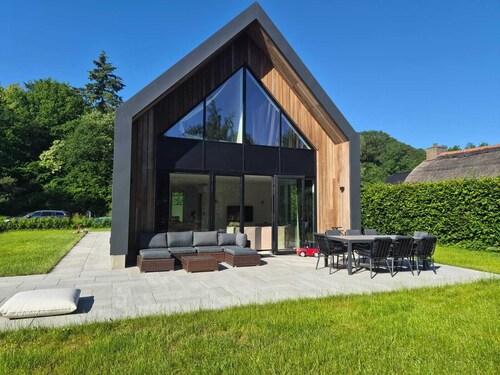 Spacious forest villa with a very generous living area and a large garden
