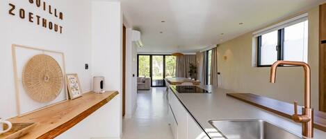 Coffee/tea maker, fridge, oven, stovetop