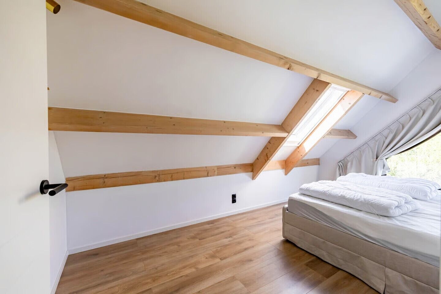 Een strijkplank/strijkijzer, wifi, beddengoed