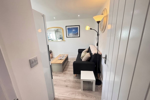 Apartment, 2 Bedrooms | Living area