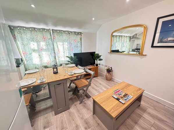 Apartment, 2 Bedrooms | Dining
