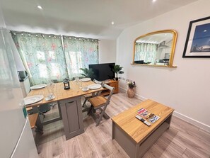 Apartment, 2 Bedrooms | Dining - Bright Cozy 2 Bedroom Apartment in Oxford (Oxford)