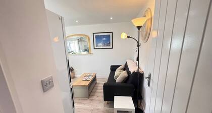Bright Cozy 2 Bedroom Apartment in Oxford
