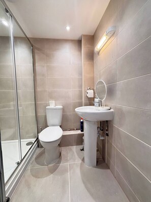 Apartment, 2 Bedrooms | Bathroom | Toilet paper