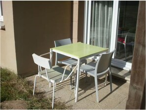 Outdoor dining - Modern studio with terrace 5 min from Honfleur parking and swimming pool (Équemauville)
