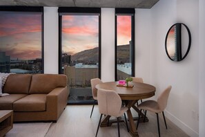 TV - 8thFloor!|CityView|HotTub|Pool|Gym|Parking|KingBed (Salt Lake City)