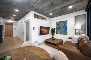 TV - 8thFloor!|CityView|HotTub|Pool|Gym|Parking|KingBed (Salt Lake City)