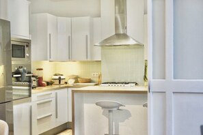 Private kitchen - Spacious 3-bedroom apartment in the heart of Brussels for 8 people (Bruxelles)