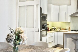 Private kitchen - Spacious 3-bedroom apartment in the heart of Brussels for 8 people (Bruxelles)