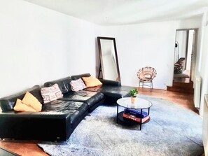 Living area - Spacious 3-bedroom apartment in the heart of Brussels for 8 people (Bruxelles)