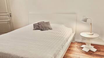 3 bedrooms, iron/ironing board, internet, bed sheets