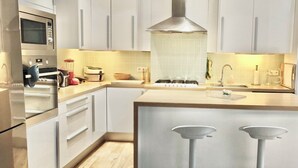 Private kitchen - Spacious 3-bedroom apartment in the heart of Brussels for 8 people (Bruxelles)