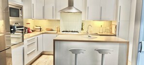 Private kitchen - Spacious 3-bedroom apartment in the heart of Brussels for 8 people (Bruxelles)