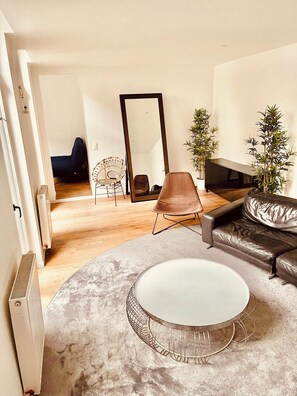 Living area - Spacious 3-bedroom apartment in the heart of Brussels for 8 people (Bruxelles)