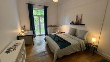 FOCH 205 | Una scrivania, Wi-Fi gratuito, lenzuola