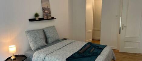 FOCH 207 | Schreibtisch, kostenloses WLAN, Bettwäsche