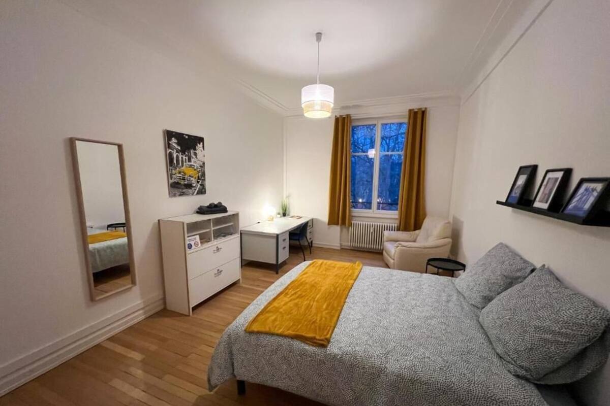 FOCH 207 | Työpöytä, ilmainen Wi-Fi, vuodevaatteet