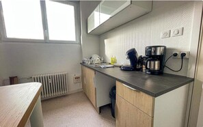 Fridge, microwave, oven, stovetop - Chambres privées Private room (Mulhouse)