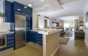 Interior - HB - Comfortable Beachfront Holiday Apartment (Estepona)