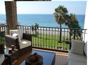 Interior - HB - Comfortable Beachfront Holiday Apartment (Estepona)