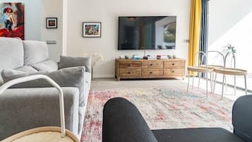 Studio (3 Bedrooms) | Interior