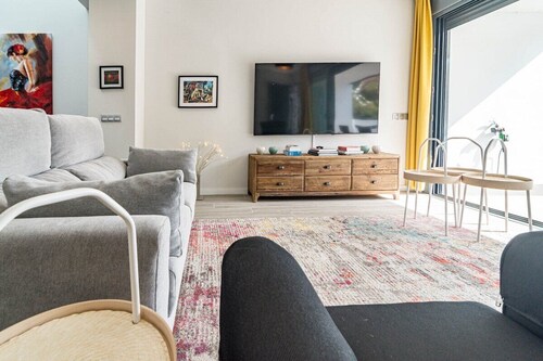 Lmt46 - Modern Style Spacious Townhouse