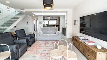 Studio (3 Bedrooms) | Interior