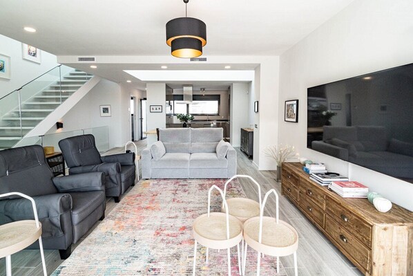 Studio (3 Bedrooms) | Interior