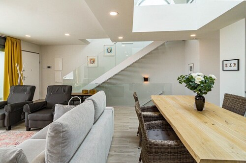 Lmt46 - Modern Style Spacious Townhouse