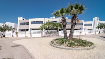 Studio (3 Bedrooms) | Interior