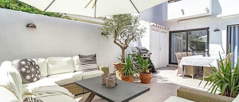 Studio (3 Bedrooms) | Front of property